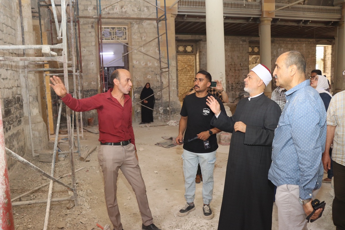 السكرتير العام المساعد يتابع أعمال مسجد السيدة حورية